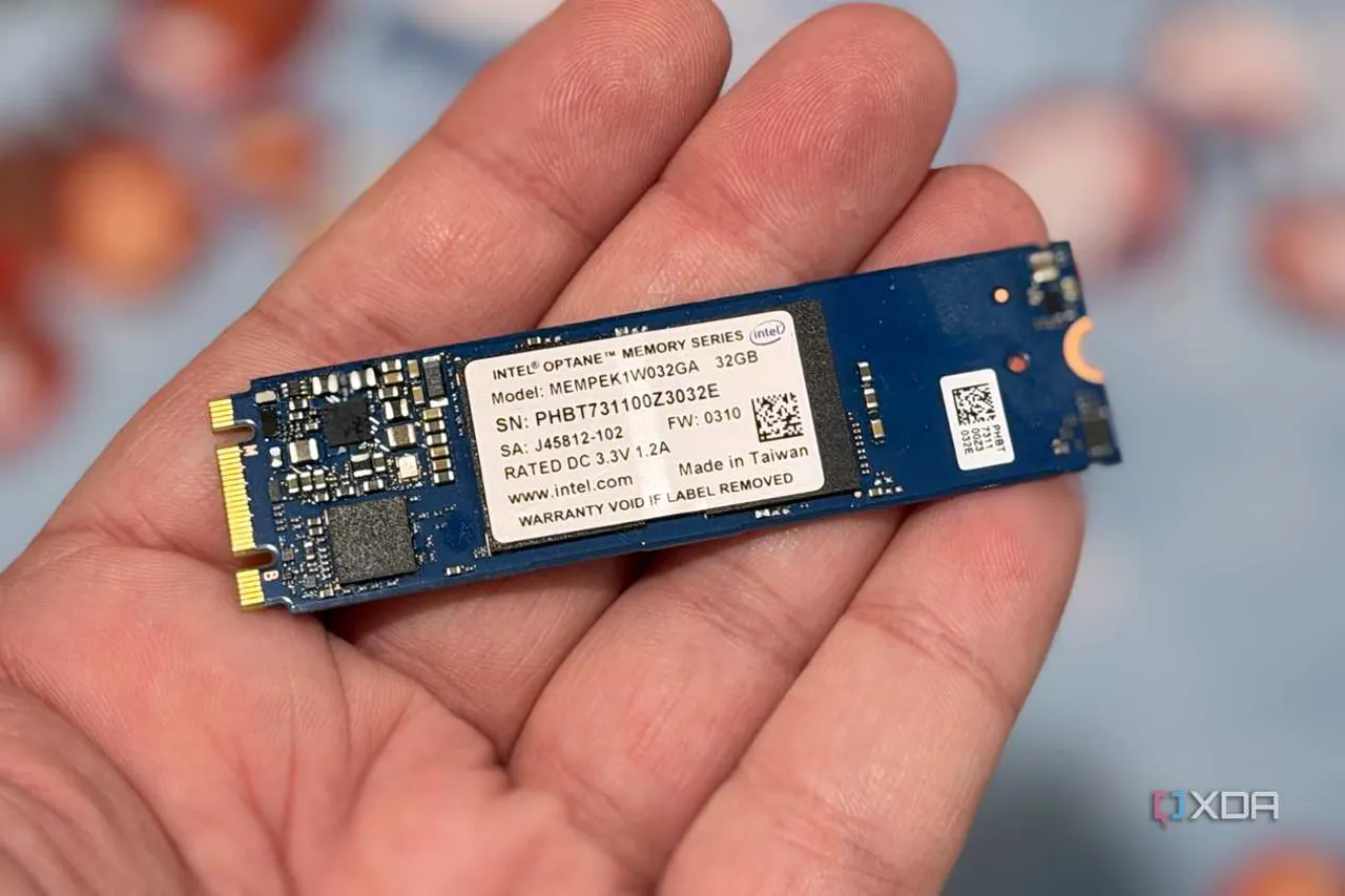Elde tutulan Optane SSD.