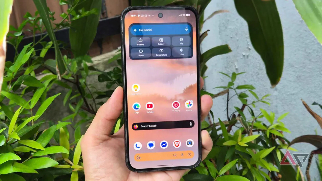 Ana ekranında Keep notları tarayıcısı ve Gemini bileşeni bulunan Google Pixel telefonu.