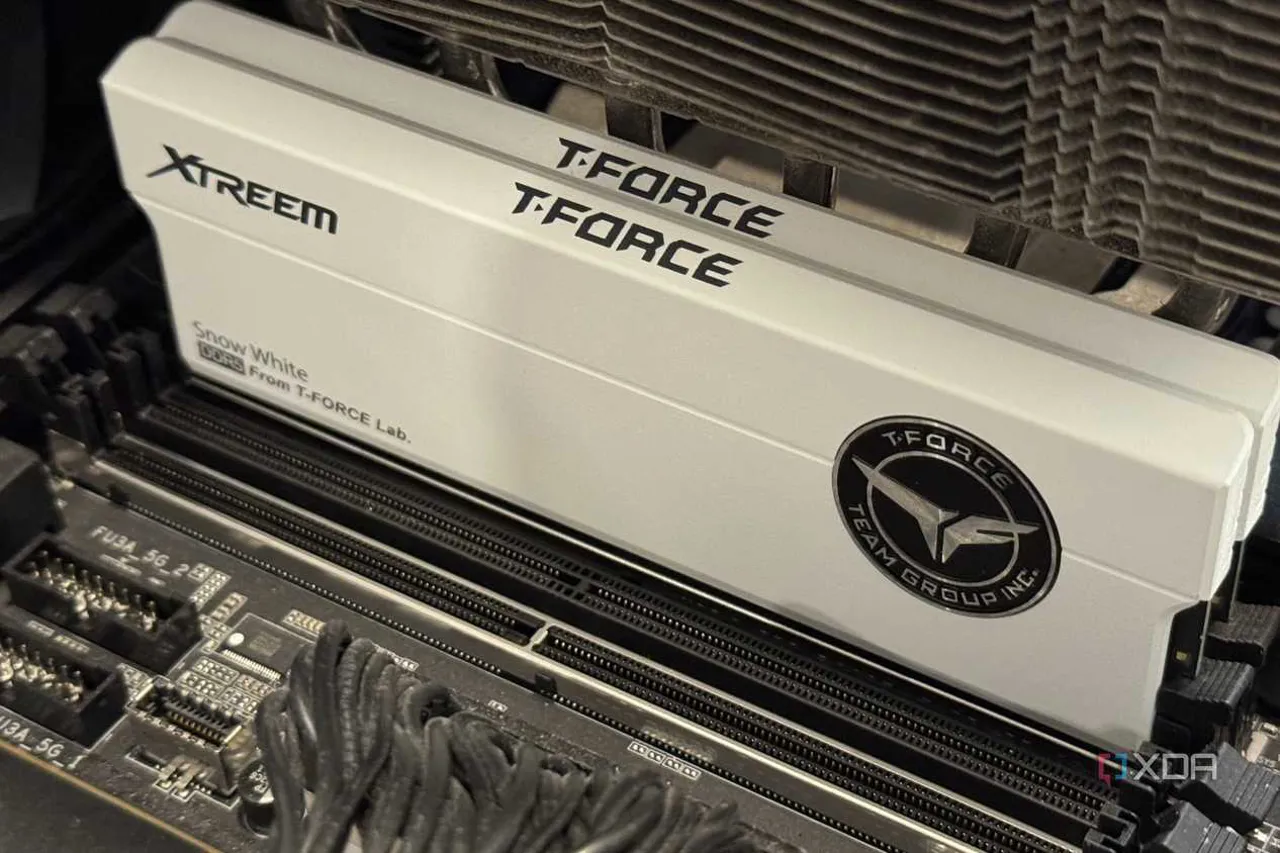 two incorrectly installed ddr5 modules in a motherboard in the a1 and a2 slots.