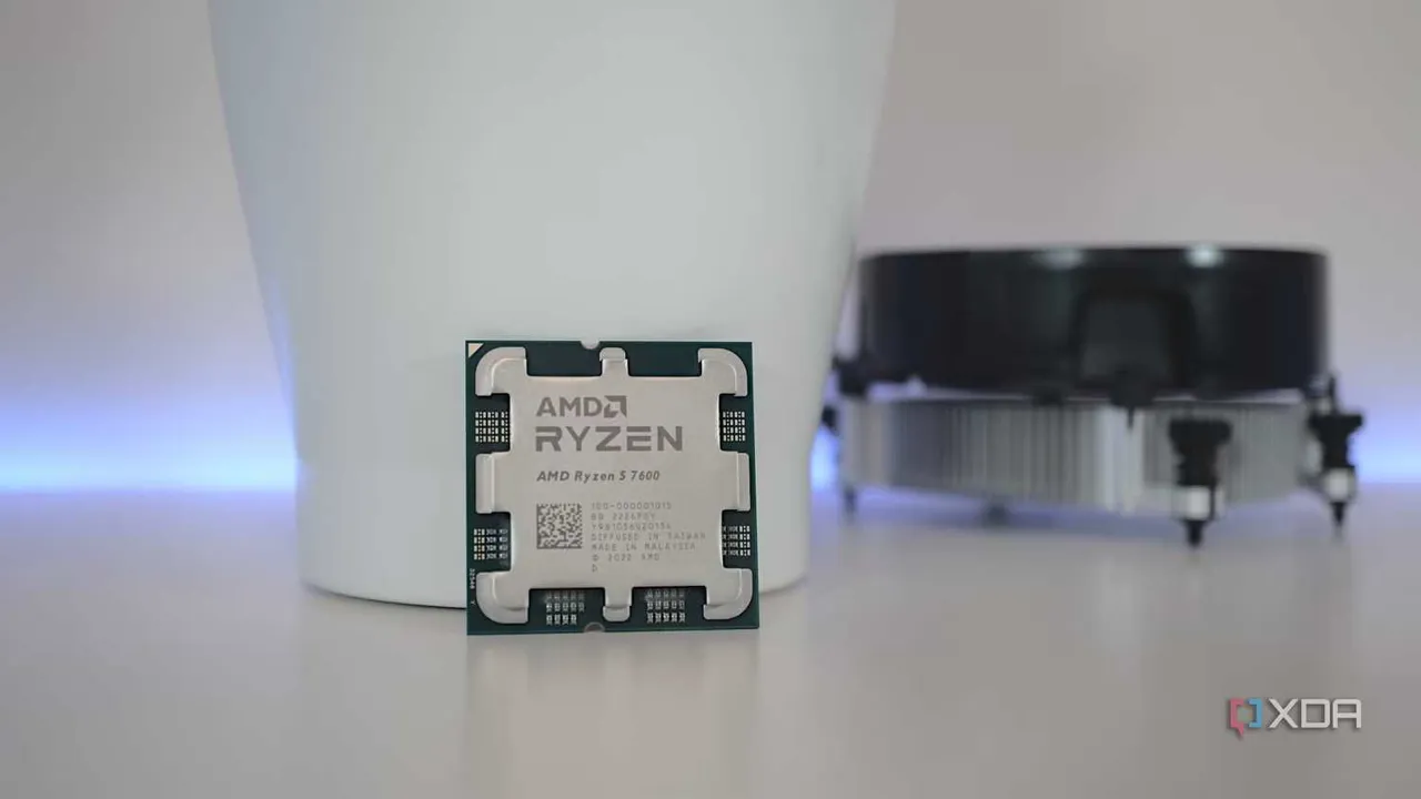 Çalışma masası üzerinde soğutucunun yanında AMD Ryzen işlemci.