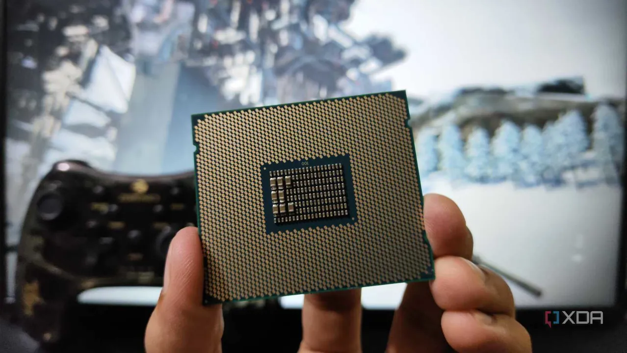 Sunucu sınıfı Intel Xeon E5-2650 v4 işlemcisini elinde tutan bir kişi