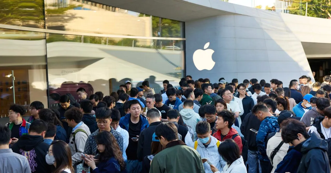 iPhone Duo lansman günü: Apple Store'larda kuyruklar, mağazadan alım sınırlı