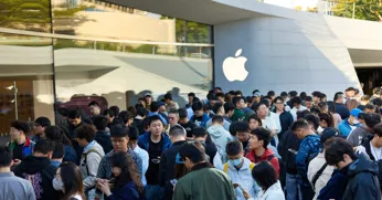 iPhone Duo lansman günü: Apple Store'larda kuyruklar, mağazadan alım sınırlı