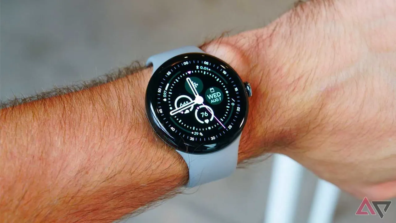 Bilekte Pixel Watch 3 45 mm model