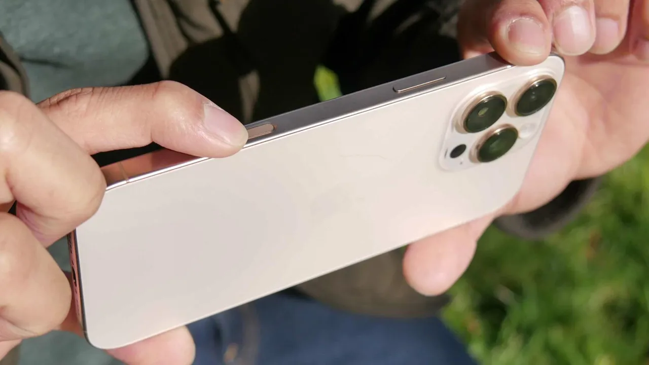 iPhone 16 Pro Max Kamera Kontrol düğmesi yakın çekimi