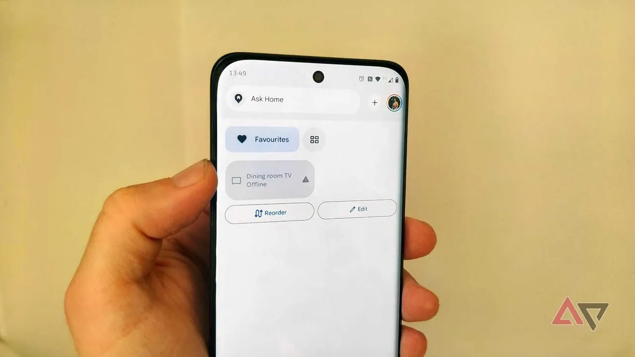 Google Home’da Yemek Odası TV’sinin bağlantısının kesildiğini gösteren Motorola telefonu.
