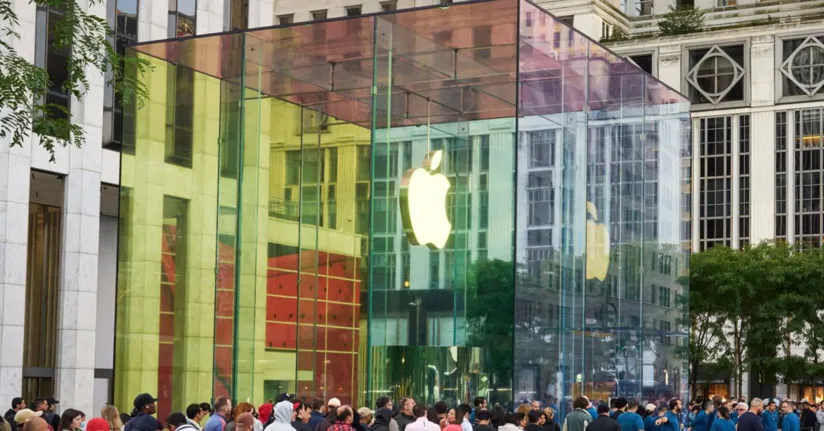 Apple Fifth Avenue'de Cuma günkü lansman öncesi dev iPhone ikilisi kurulumları görüldü