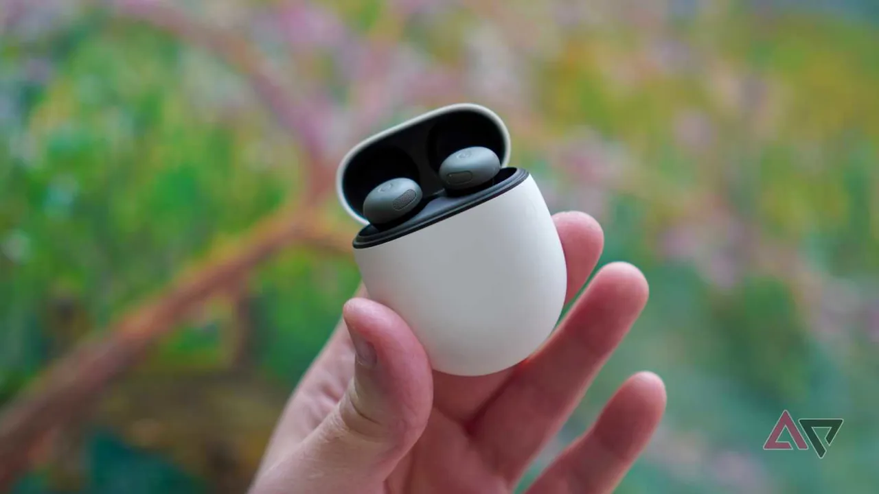 Google Pixel Buds Pro 2'yi tutan bir kişi
