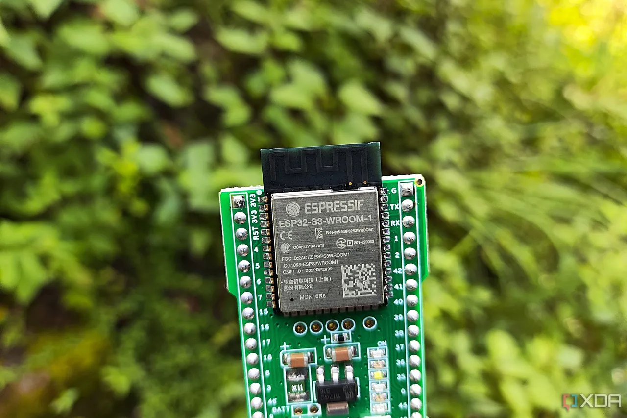 Fareyle kontrol edilen açık kaynaklı ESP32 masaüstü ortamı terminalde çalışıyor