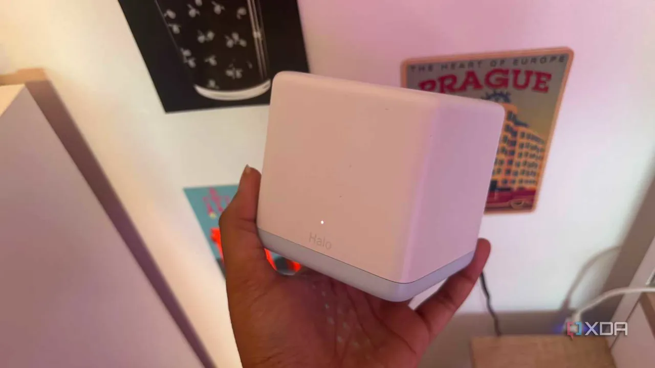 Elde tutulan Mercusys Halo mesh Wi-Fi sistemi düğümü