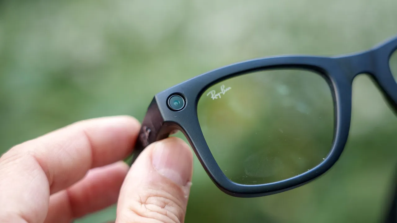 Meta Ray-Ban Gen 2 akıllı gözlükte açık kamera lensine yakın çekim