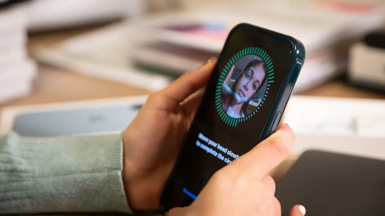 Face ID ile iPhone'un kilidini açan kişi