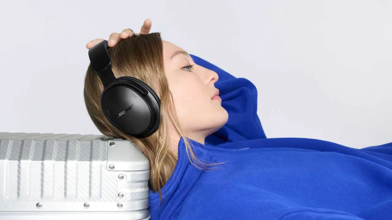 A promotional image of the Bose QuietComfort Headphones (Gen 2)