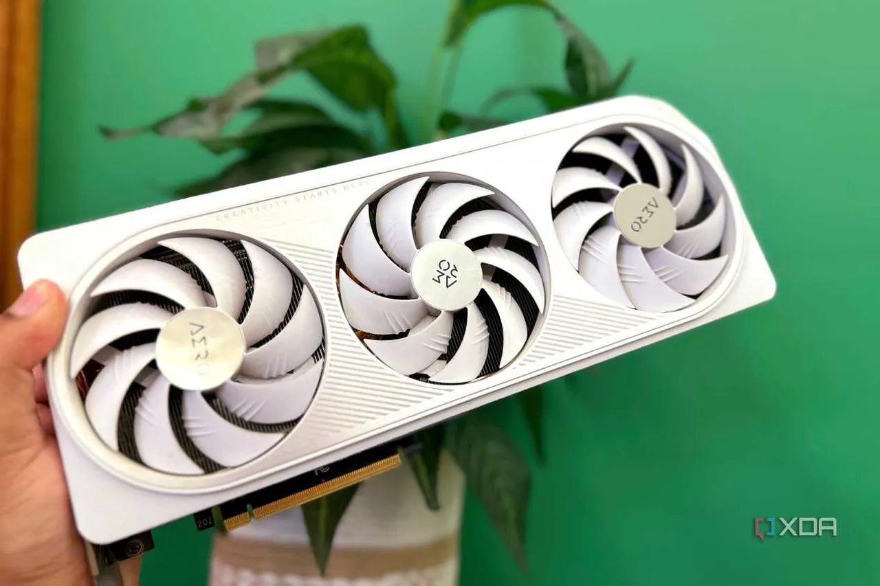 Elinde tutulan Gigabyte Aero OC Nvidia RTX 4070 Ti GPU.
