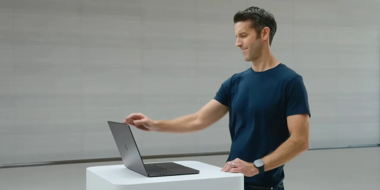 MacBook'un ekranı açık hâlde görüldüğü temsilî görsel