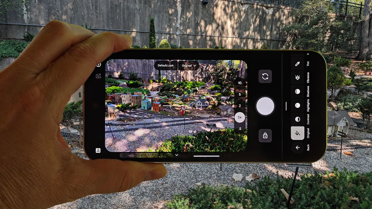 Google Pixel 11 Pro XL'in Camera Looks özelliğiyle minyatür bir tren köyünün görüntülenmesi