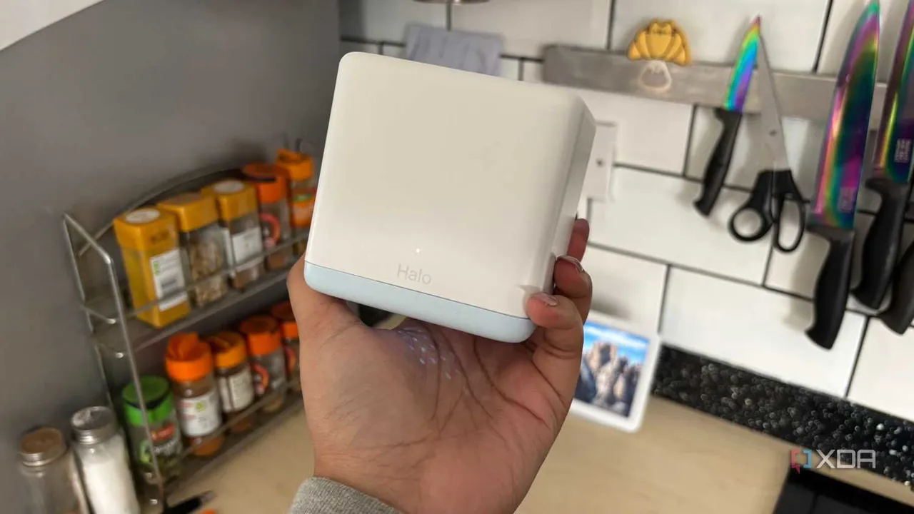 Mutfak tezgâhı arka planında Mercusys mesh Wi-Fi sistemi düğümü