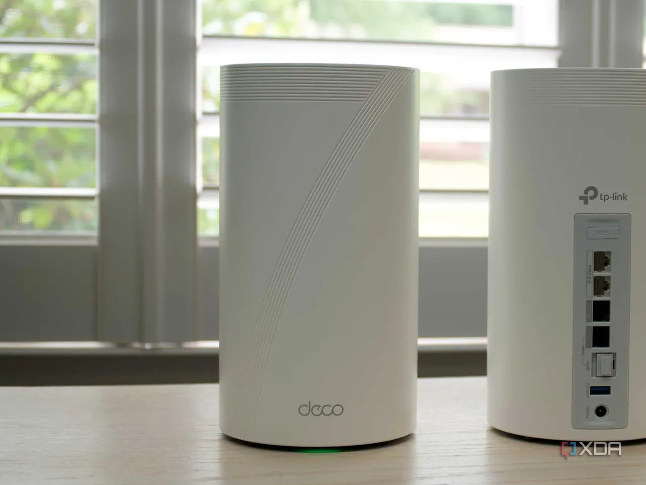 TP-Link Deco BE85 mesh sisteminde ana düğümün ön görünümü ve ikinci düğümün arka görünümü