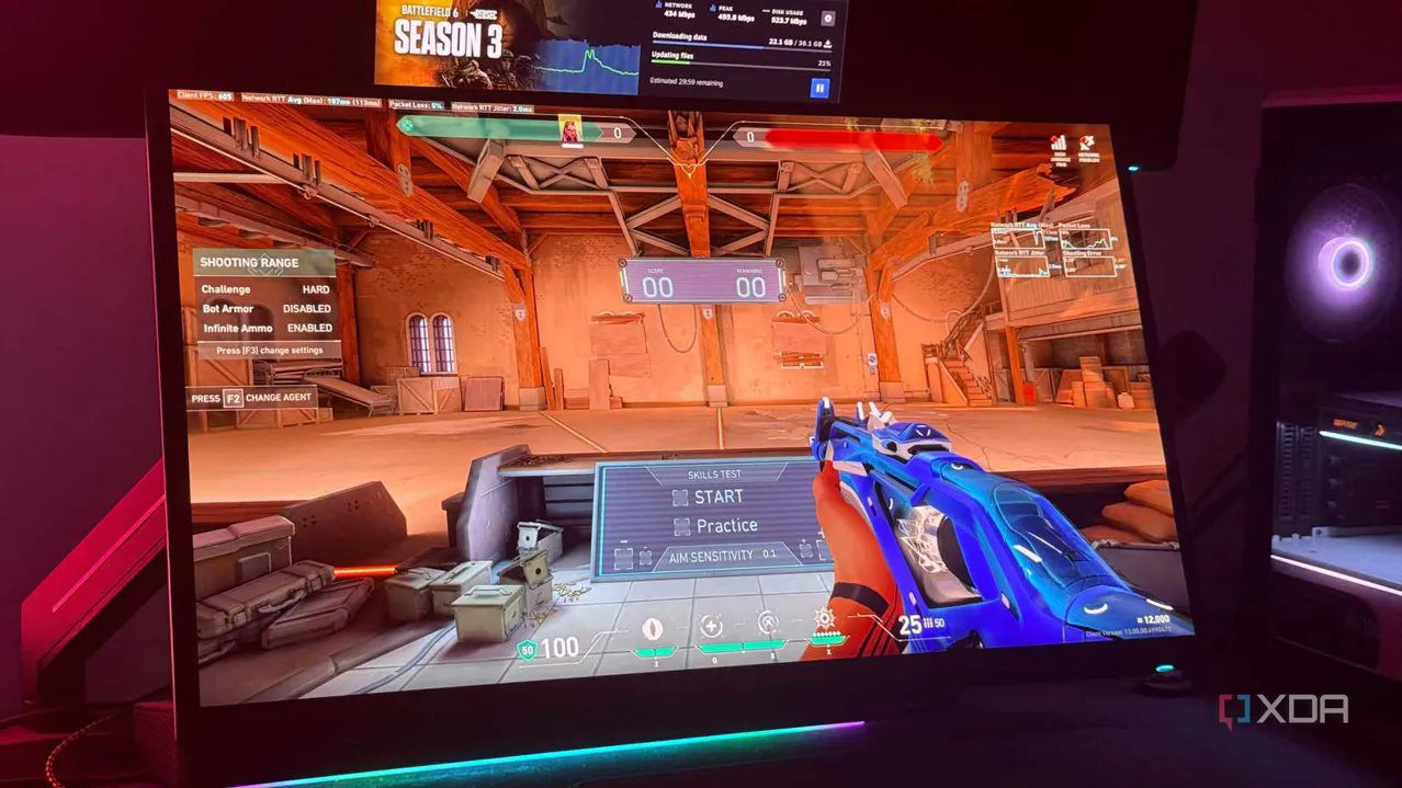 Steam’de bir oyun indirilirken bilgisayarda Valorant’in çalıştığı görülüyor