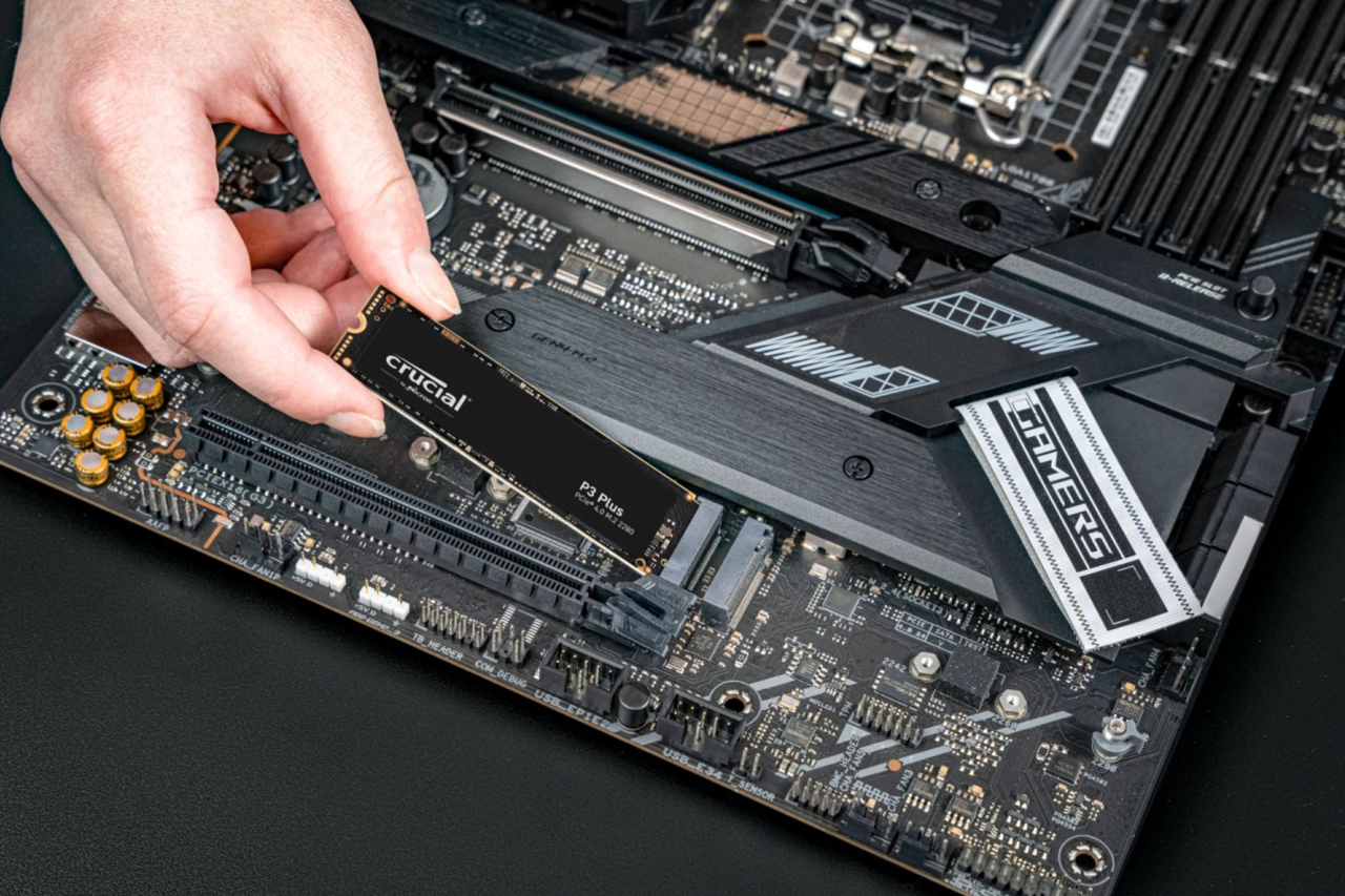 Crucial P3 Plus PCIe M.2 2280 SSD'nin anakarta takılması.