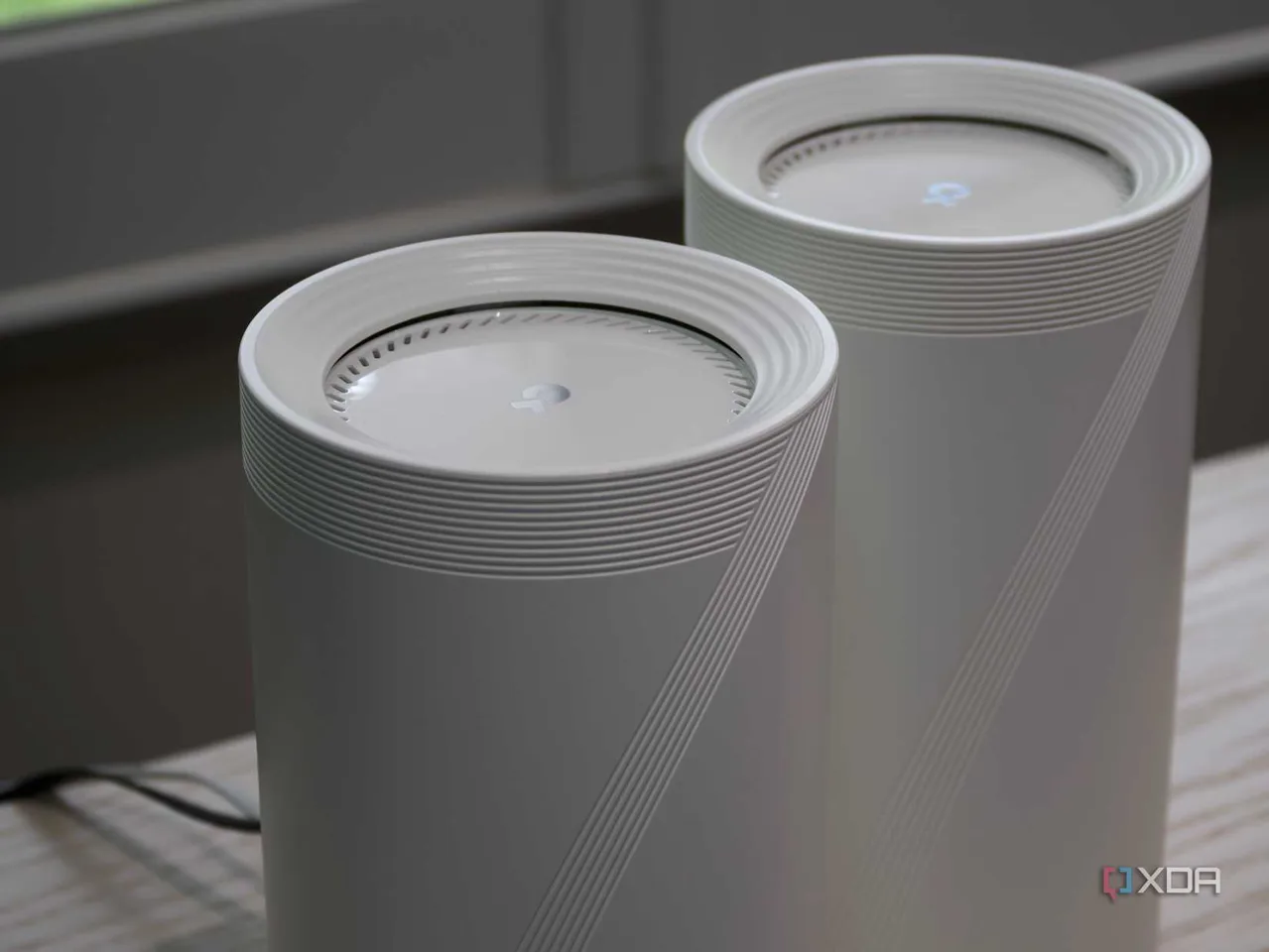 TP-Link Deco BE85 mesh sisteminde düğümlerin üst kısmındaki havalandırmalar