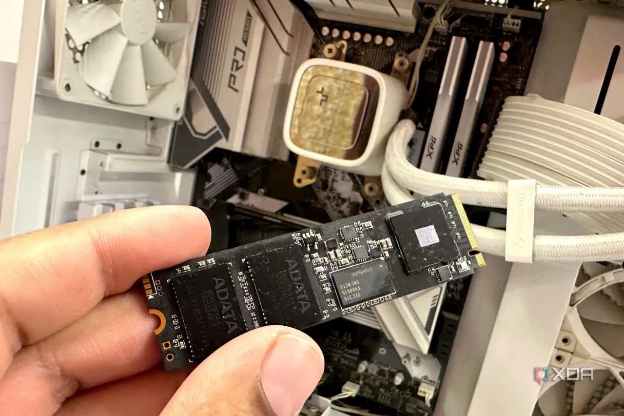 Elde tutulan Adata XPG Gammix S70 Blade 2TB NVMe SSD.