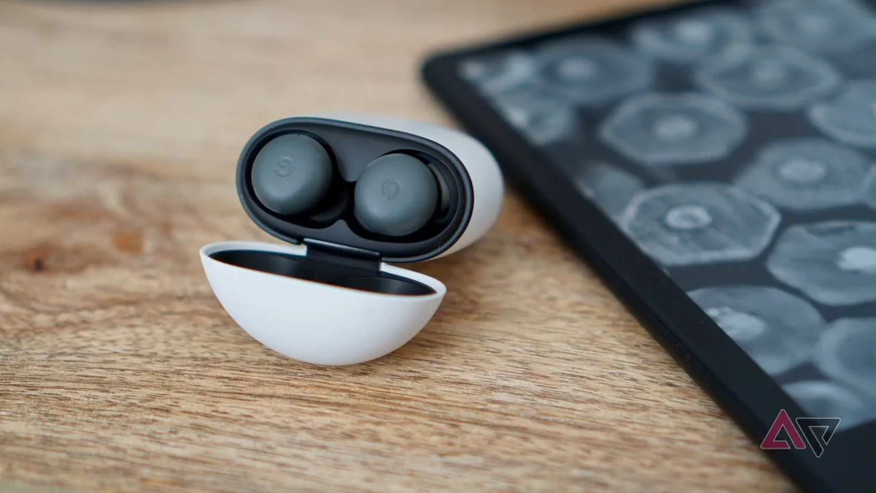 Kutusunda Azla kulak uçları takılı Google Pixel Buds Pro 2