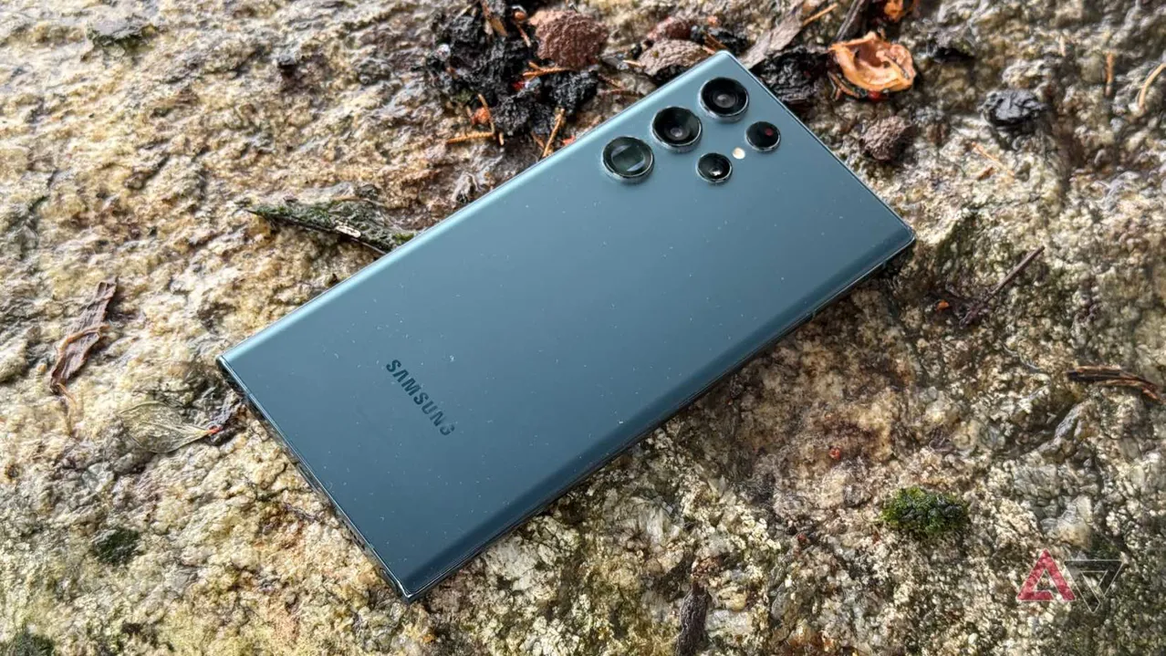 Bir kayanın üzerinde bulunan Samsung Galaxy S22 Ultra