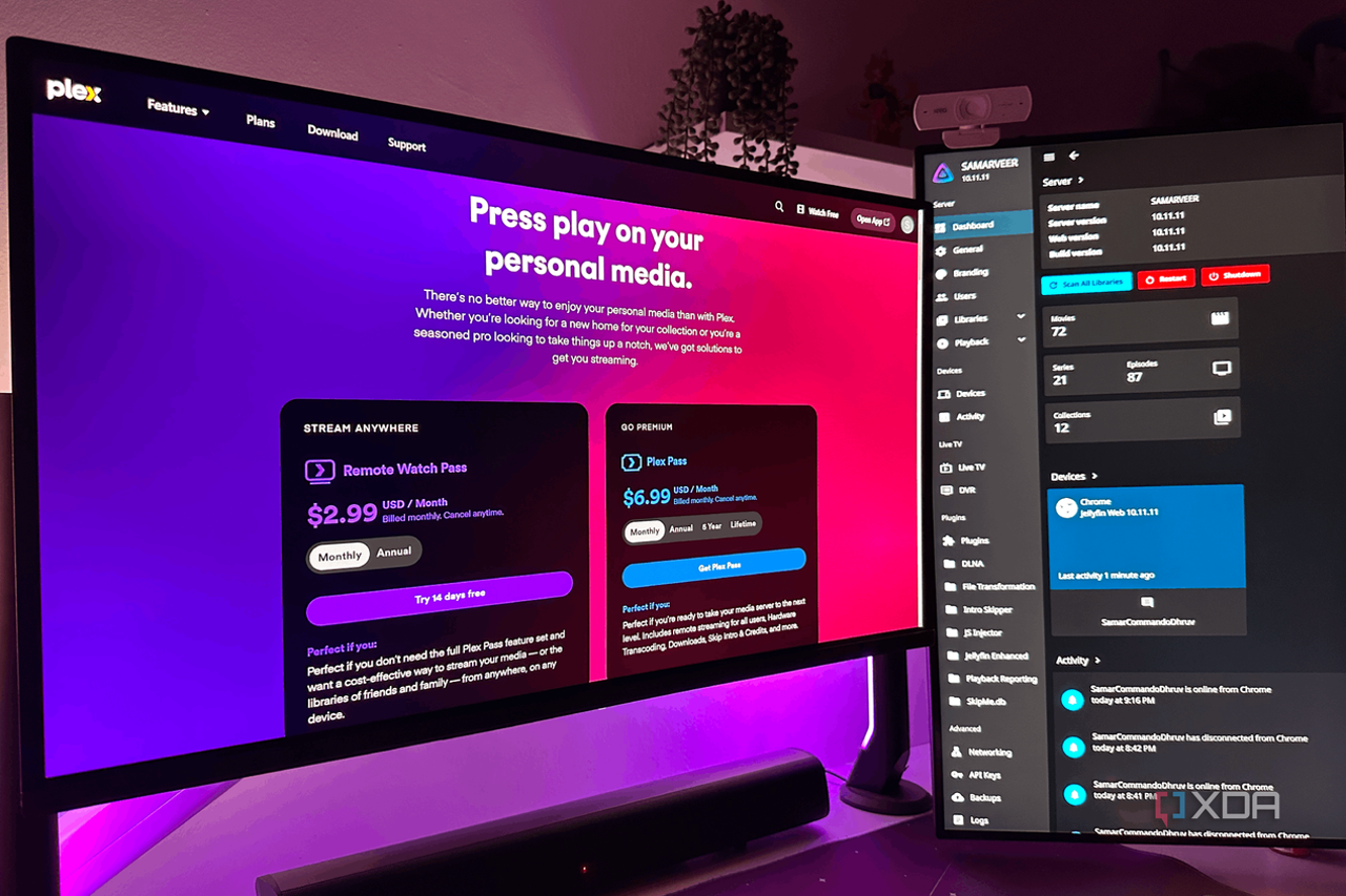 Çift monitörlü kurulumda açık olan Jellyfin web sunucusu ve Plex Pass ücretleri.