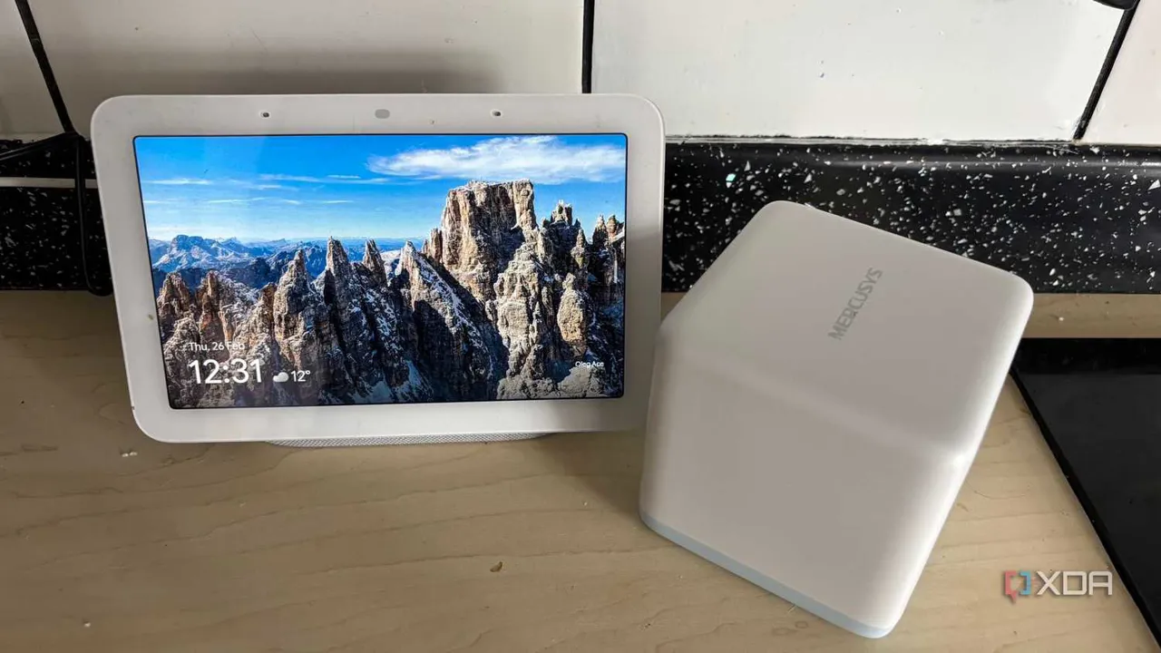 Google Nest cihazının yanında Mercusys mesh Wi-Fi sistemi düğümü