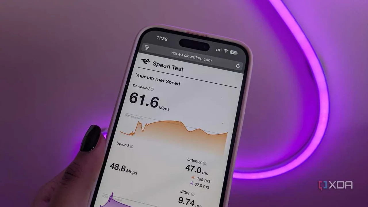 Pembe arka planlı telefonda Cloudflare hız testi