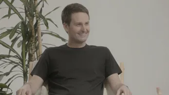 ÖZEL: Snap CEO'su Evan Spiegel, normal gözlük kılığındaki akıllı gözlüklerin ürkütücü olduğunu söylüyor — Specs neden bilinçli olarak iddialı görünüyor?