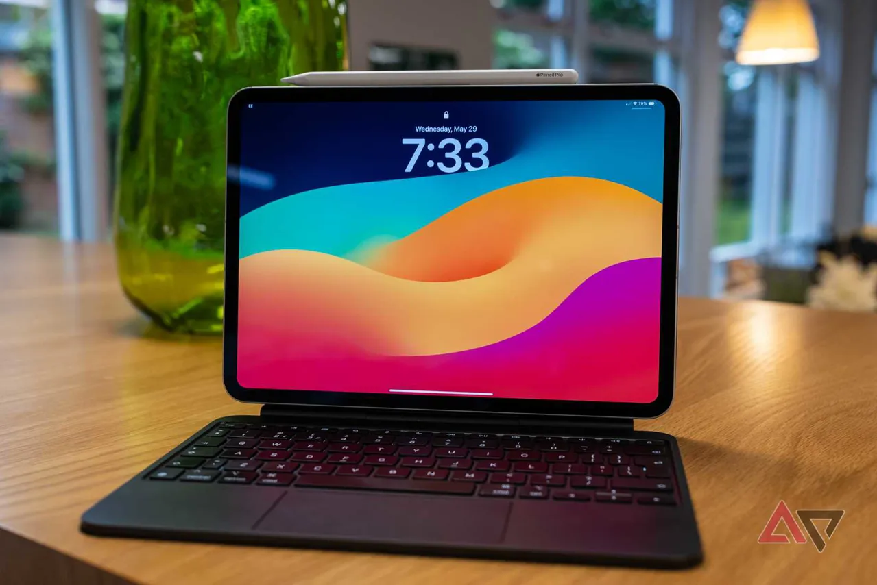 M4 işlemcili iPad Pro ve klavye