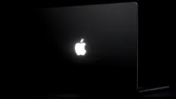 Yeni MacBook Pro'nun Parlayan Apple Logosu Gerçek Dünyada Nasıl Görünüyor?