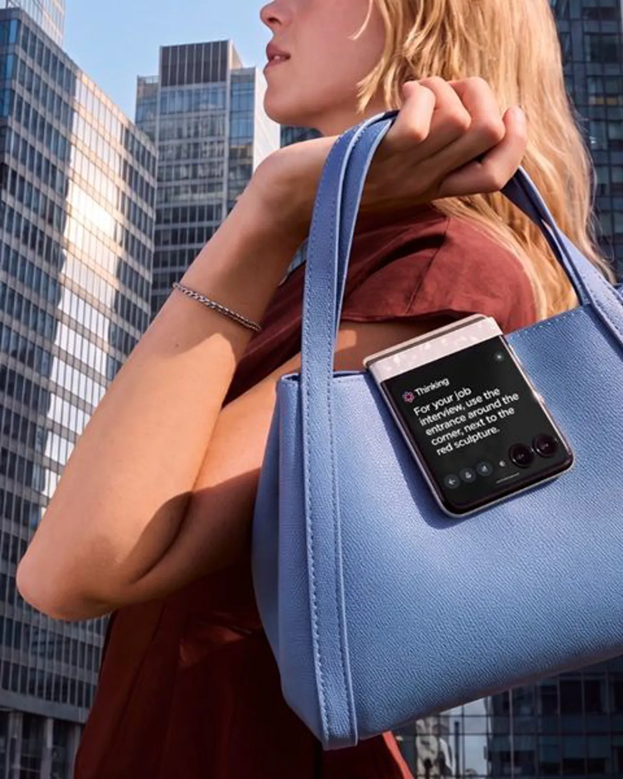 Qira etkinken kullanıcı için bir görevi yerine getiren bir Motorola Razr.