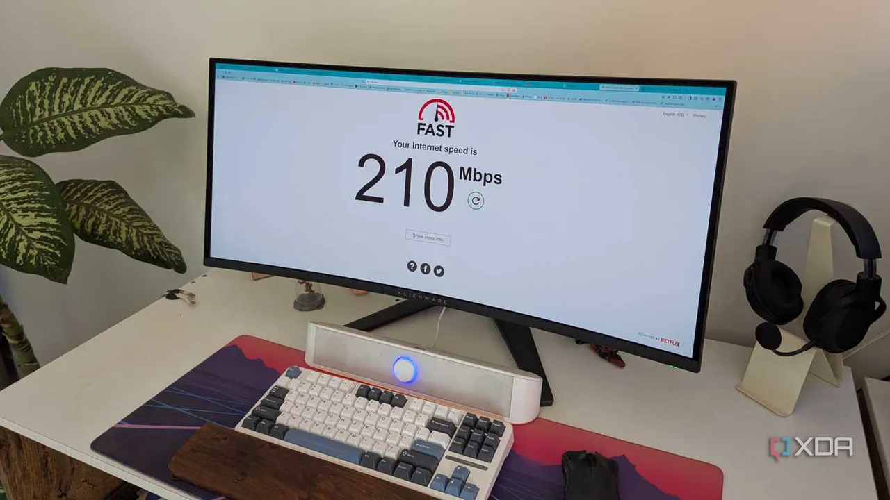 İnternet hız testi gösteren monitörlü bilgisayar kurulumu