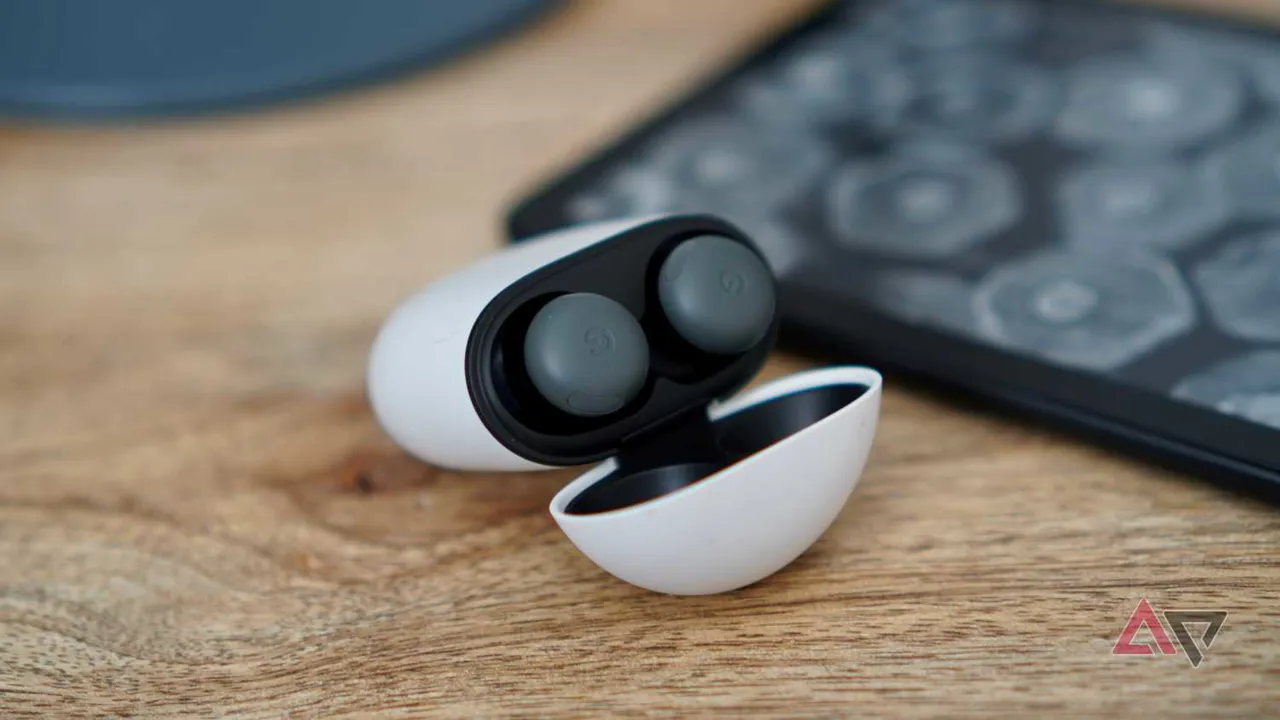 Kutusunda SpinFit Omni uçları takılı Google Pixel Buds Pro 2